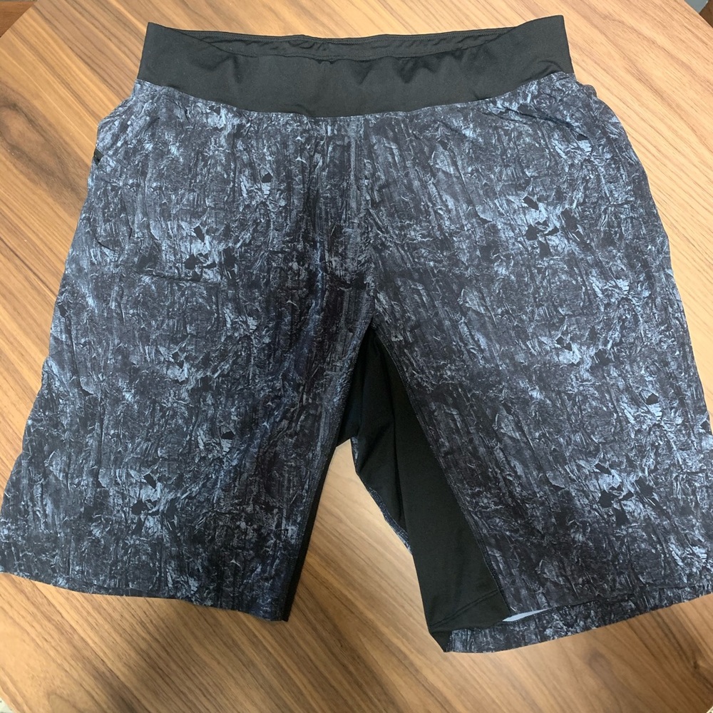 Lululemon 9” linerless Short (L)